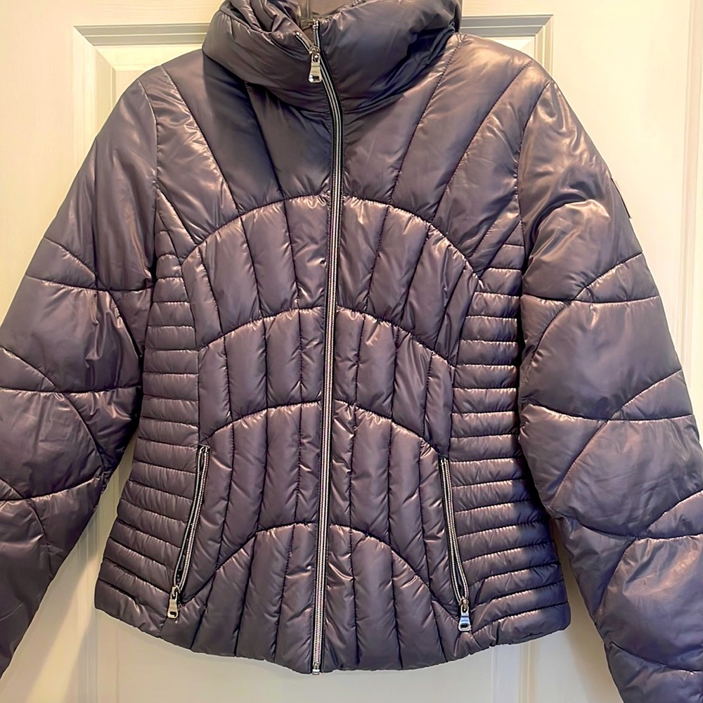 Guess brand puffer jacket fitted. Size medium